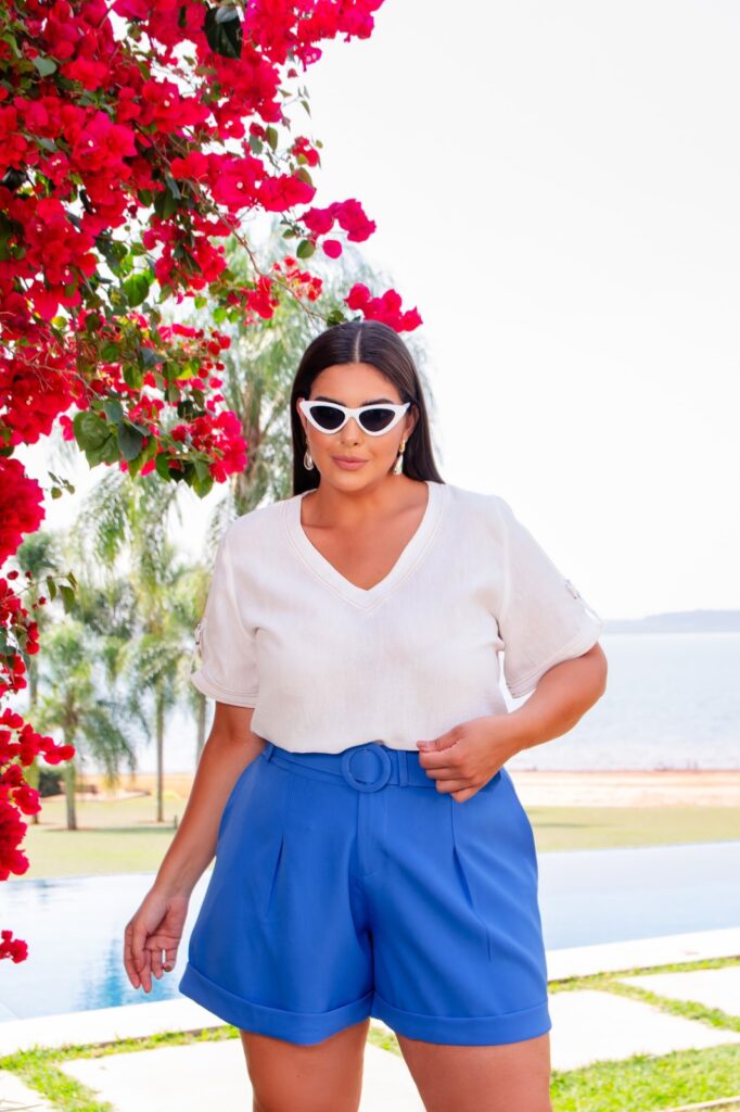 looks com camisa branca aberta e shorts