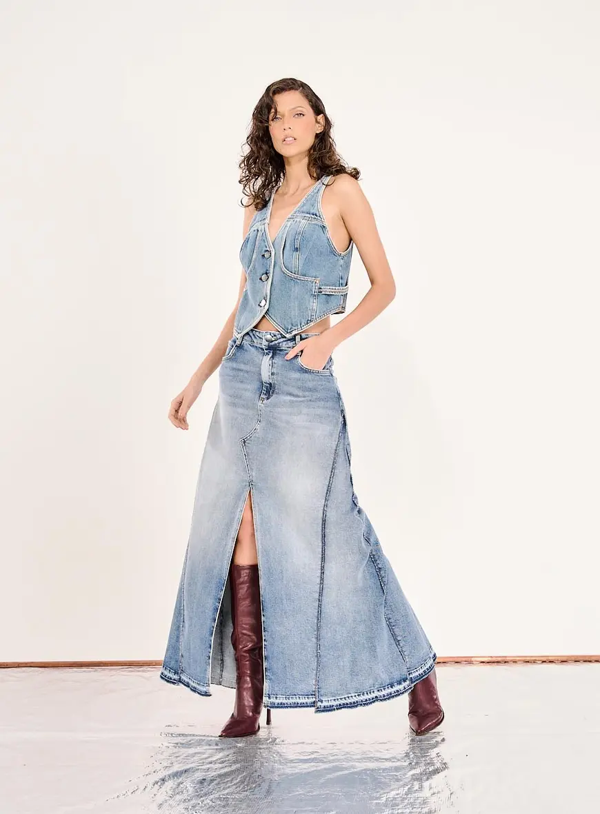 Como combinar saia jeans com tênis para um look moderno