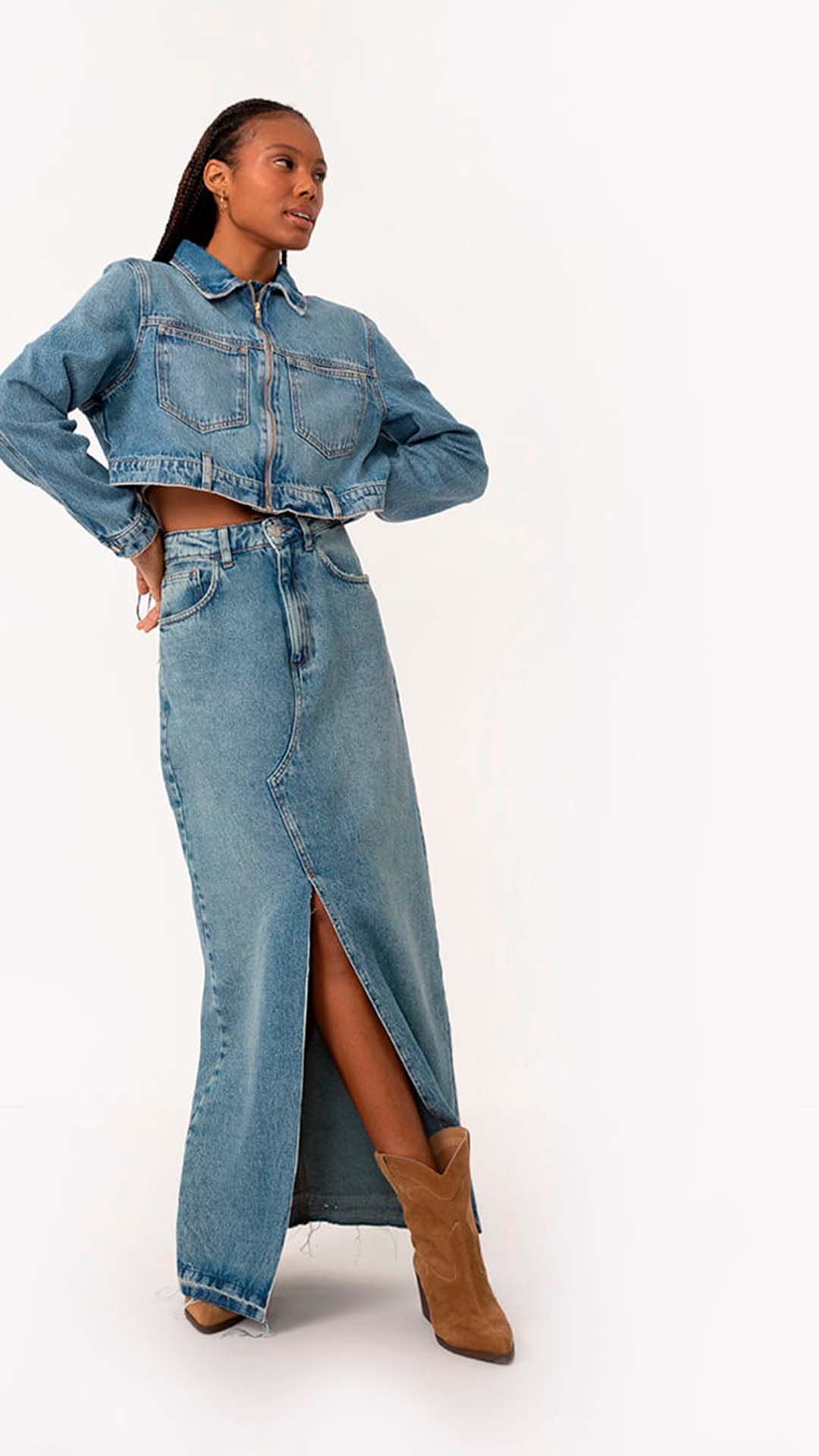 Como combinar saia jeans com tênis para um look moderno