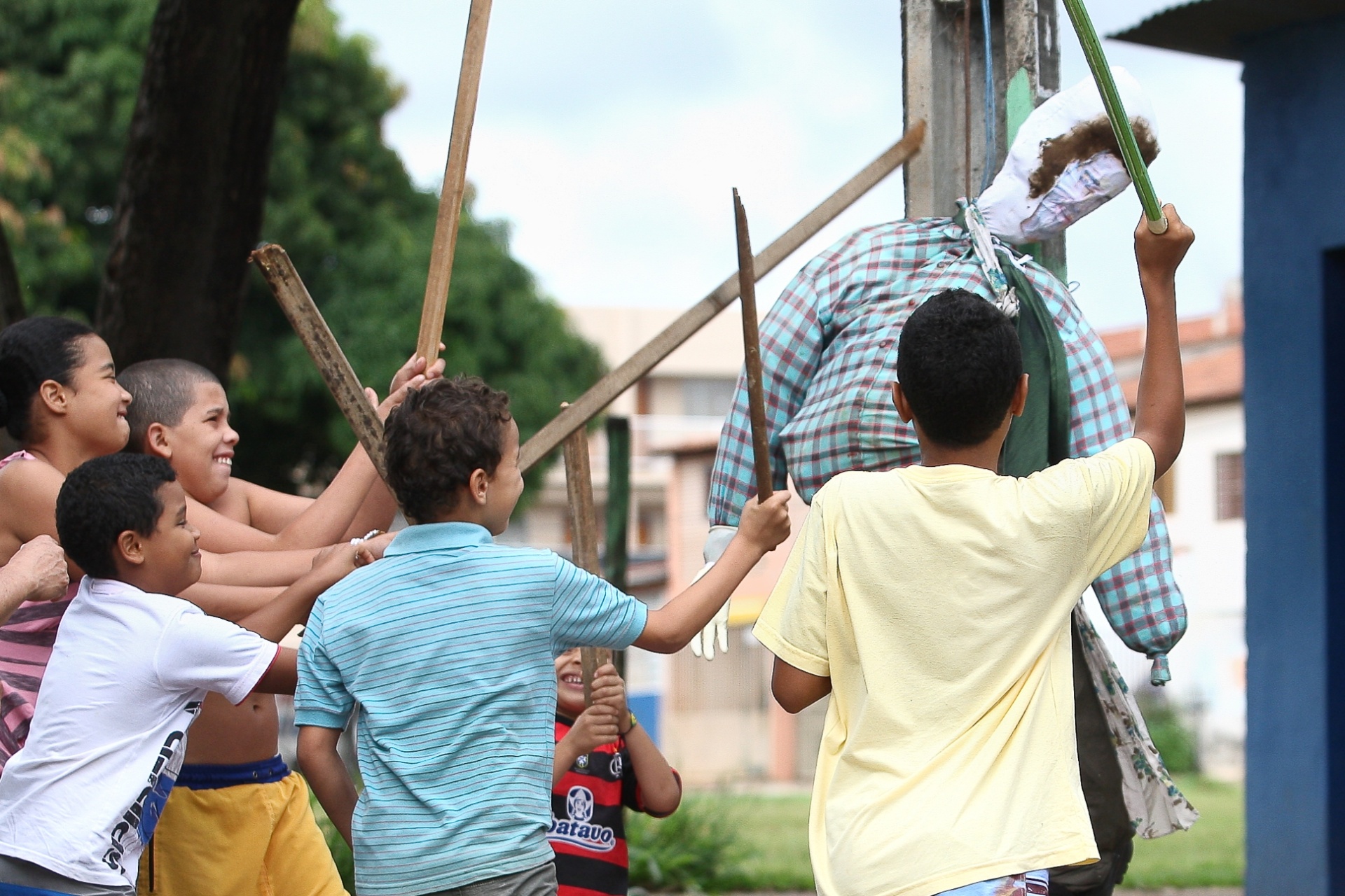 Malhação de Judas em Diferentes Regiões do Brasil