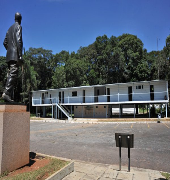 1. O Legado de JK: A História por Trás do Catetinho
2. Roteiro Histórico em Brasília: O Que Fazer no Museu do Catetinho
3. Arquitetura de Niemeyer: A Simplicidade do Palácio de Tábuas
4. Brasília dos Pioneiros: Uma Viagem no Tempo no Catetinho
5. Dicas Essenciais para Visitar o Museu do Catetinho
