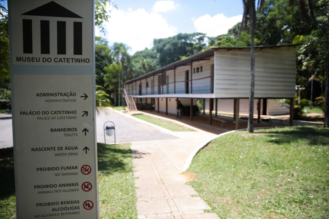 1. O Legado de JK: A História por Trás do Catetinho
2. Roteiro Histórico em Brasília: O Que Fazer no Museu do Catetinho
3. Arquitetura de Niemeyer: A Simplicidade do Palácio de Tábuas
4. Brasília dos Pioneiros: Uma Viagem no Tempo no Catetinho
5. Dicas Essenciais para Visitar o Museu do Catetinho