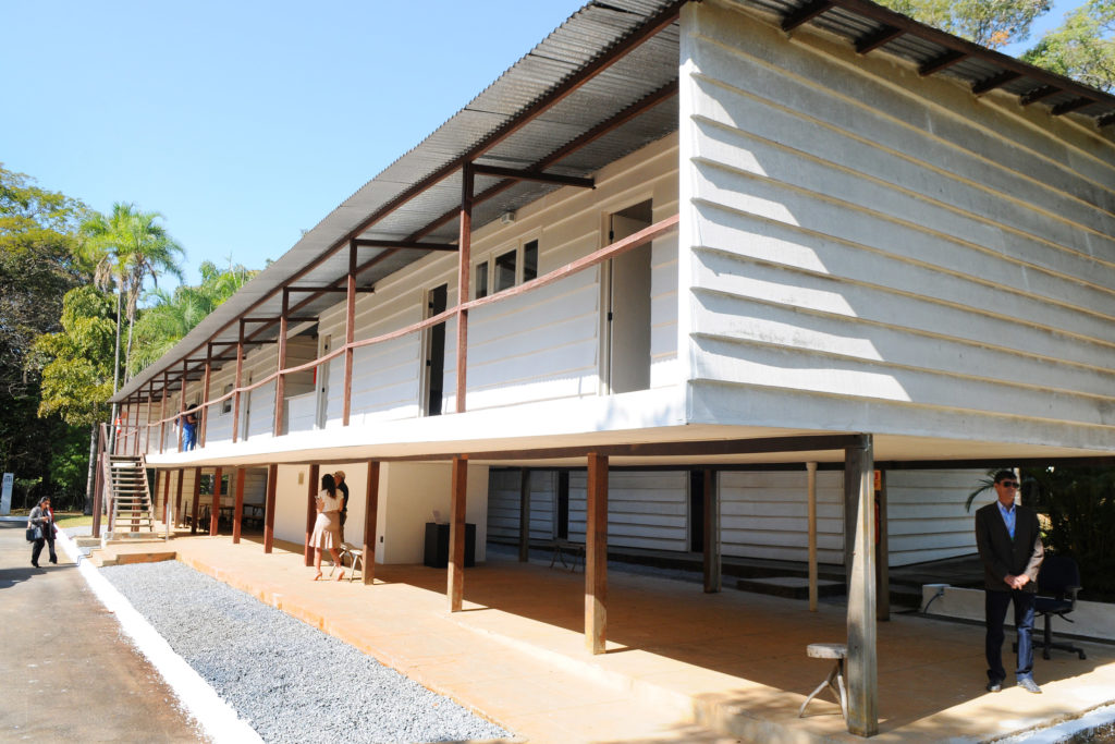 1. O Legado de JK: A História por Trás do Catetinho
2. Roteiro Histórico em Brasília: O Que Fazer no Museu do Catetinho
3. Arquitetura de Niemeyer: A Simplicidade do Palácio de Tábuas
4. Brasília dos Pioneiros: Uma Viagem no Tempo no Catetinho
5. Dicas Essenciais para Visitar o Museu do Catetinho