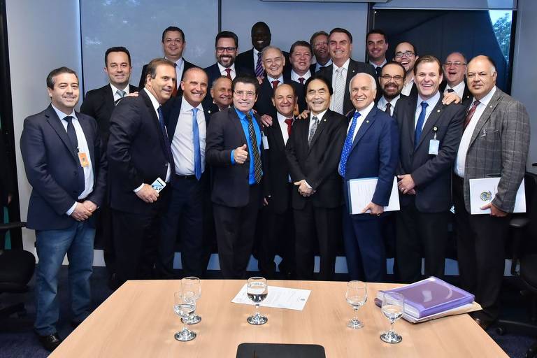 Como a Bancada Evangélica Molda a Legislação sobre Família e Educação