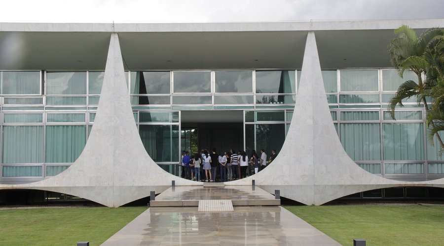 O Legado de Oscar Niemeyer no Palácio da Alvorada: Uma Análise Arquitetônica Detalhada