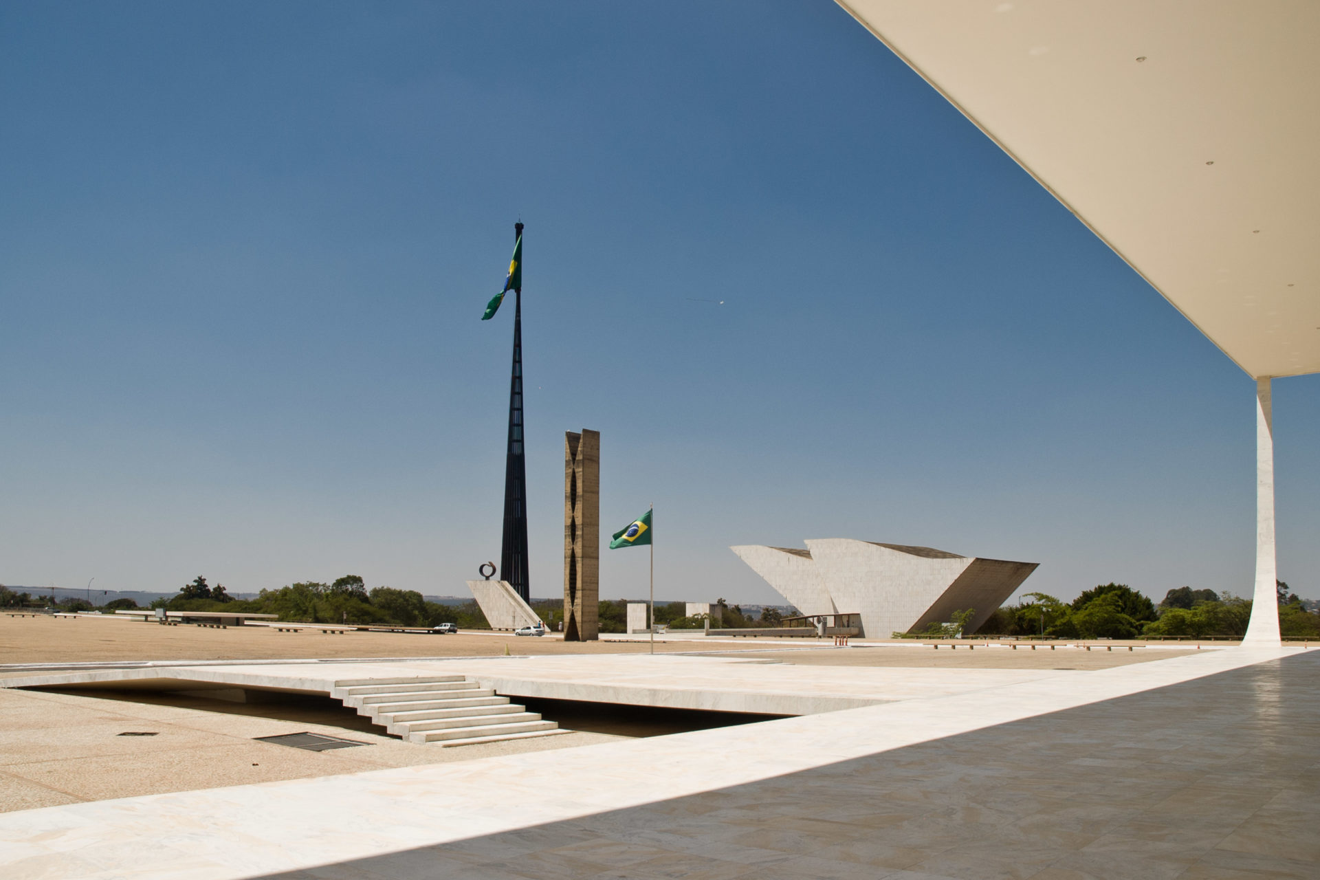 O Livro de Aço: Conheça os Heróis Nacionais Homenageados no Panteão