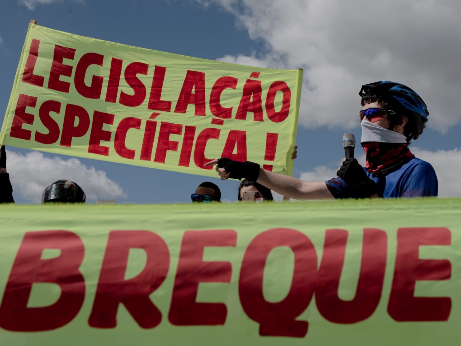 5 ideias de títulos:
1. O Impacto dos Sindicatos na Legislação Trabalhista Brasileira.
2. Sindicatos e Democracia: Uma Relação Histórica e Atual.
3. Como os Sindicatos Influenciam as Políticas Públicas no Brasil.
4. Desafios Contemporâneos para o Movimento Sindical.
5. A Negociação Coletiva como Ferramenta de Avanço Social.
