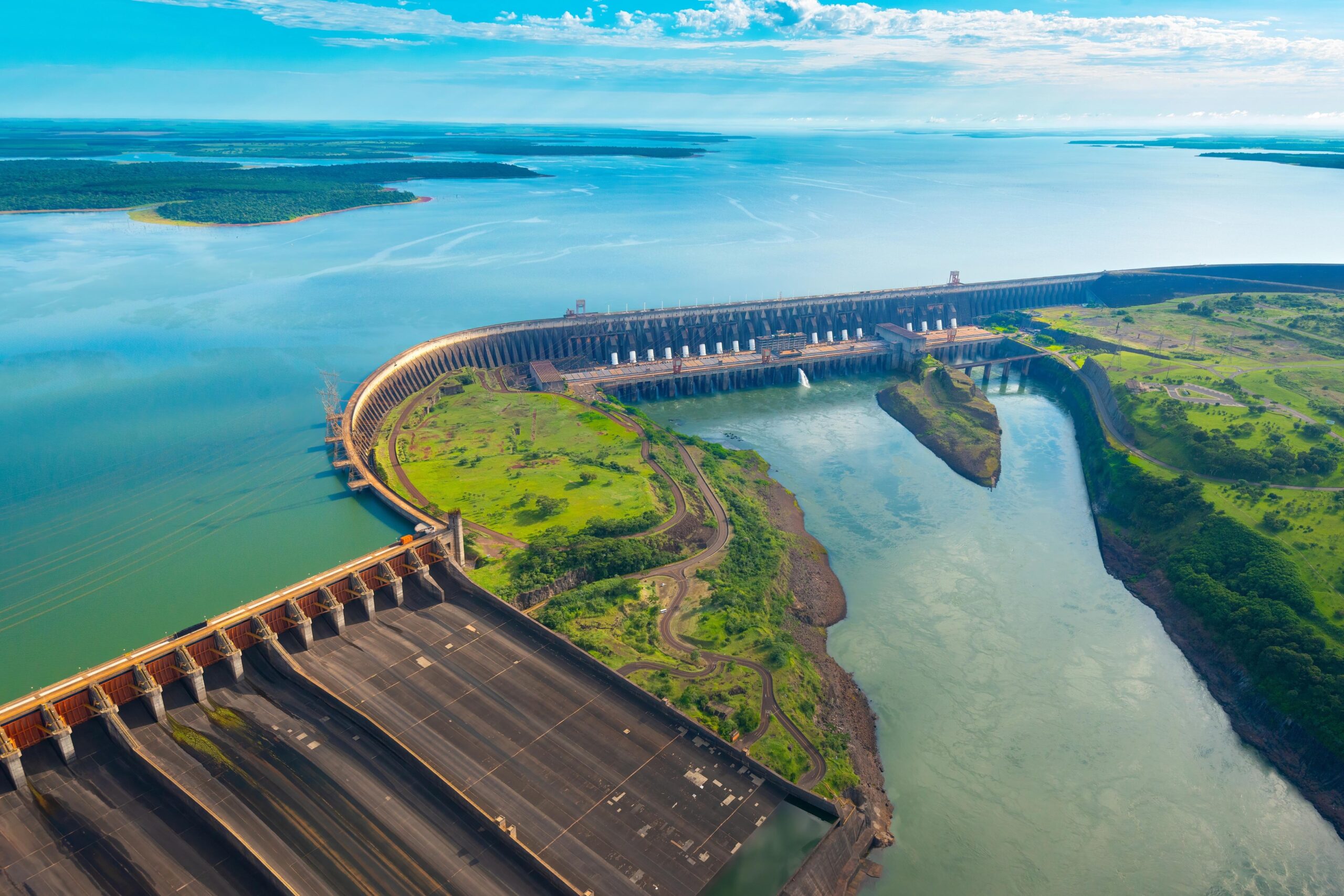 Itaipu: A Gigante da Energia Limpa e Seu Impacto na Economia Regional