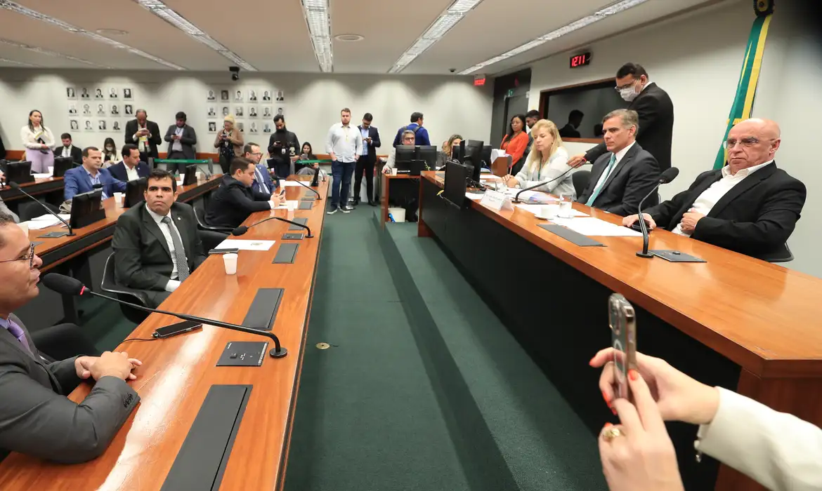 Exemplos de Quebra de Decoro Parlamentar e Suas Consequências