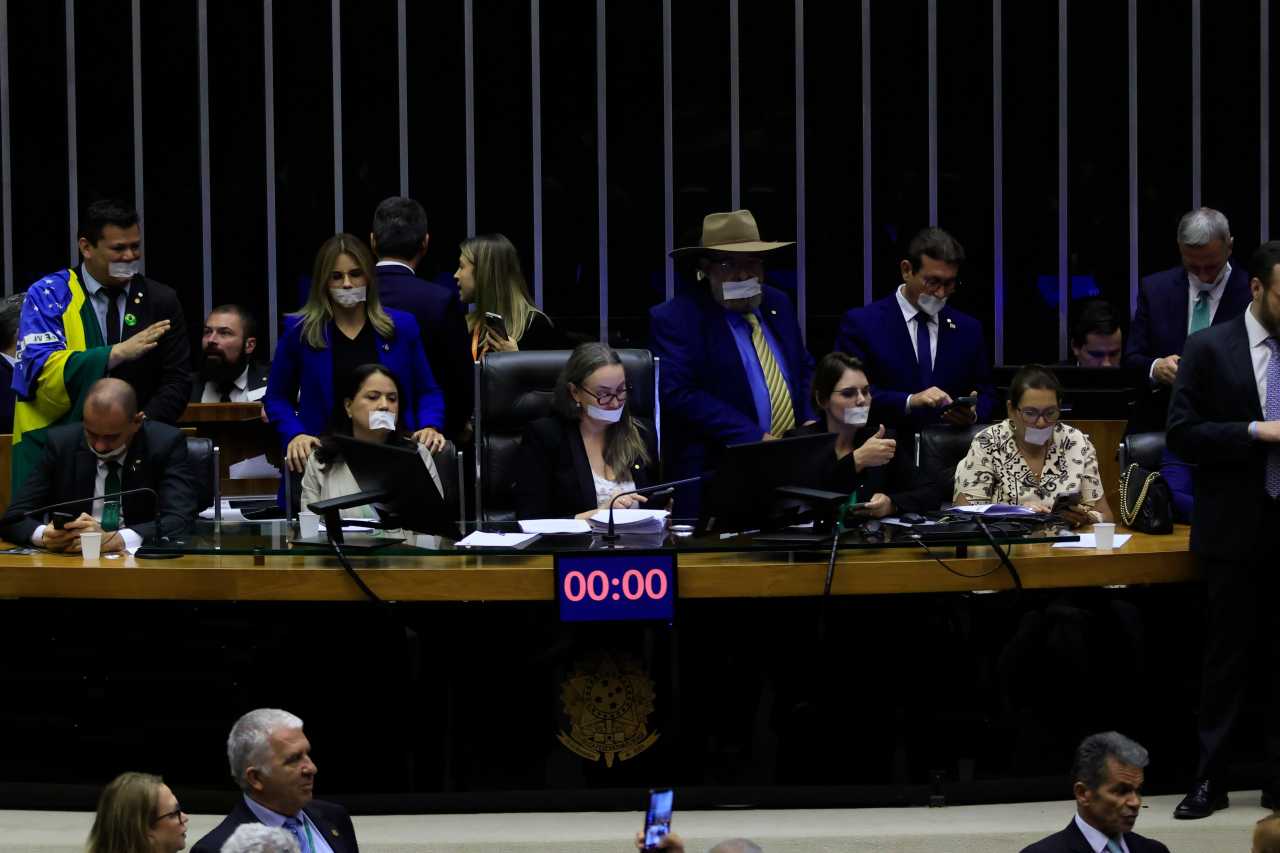 Exemplos de Quebra de Decoro Parlamentar e Suas Consequências