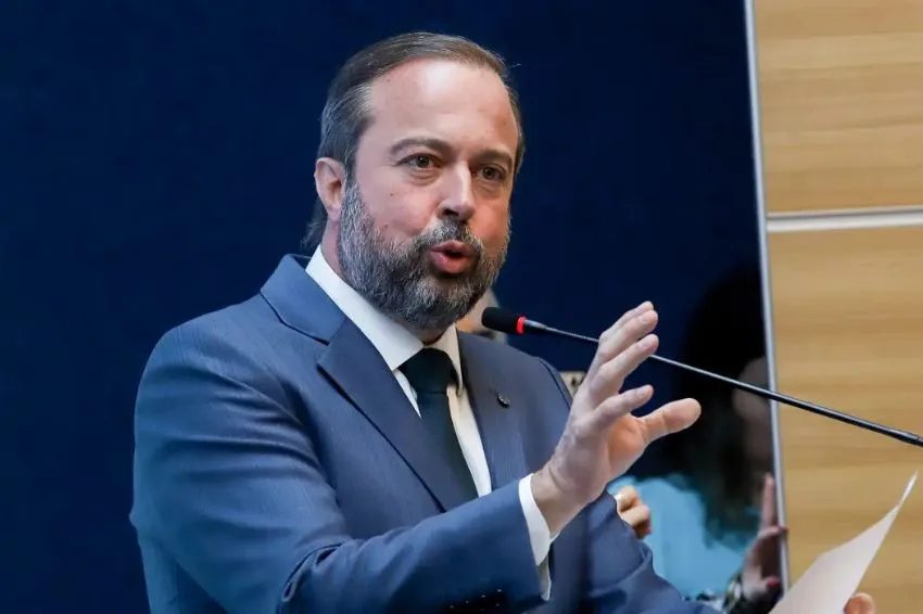 5 ideias de títulos:
1. O Papel Fundamental do MME na Segurança Energética do Brasil
2. Desvendando as Políticas de Petróleo e Combustíveis do Ministério de Minas e Energia
3. Mineração Sustentável: Como o MME Gerencia os Recursos Minerais Brasileiros
4. A Transição Energética no Brasil: Iniciativas e Impactos do MME
5. Programa Luz para Todos: Transformando Vidas Através da Energia Elétrica