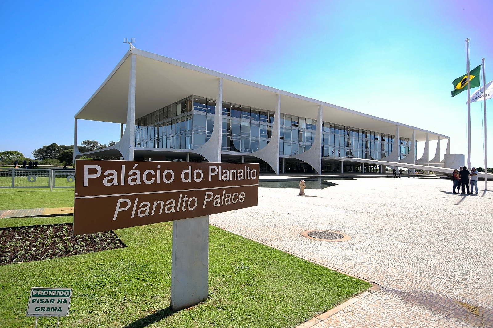 5 ideias de títulos:
1. Península dos Ministros: O Coração da Exclusividade em Brasília
2. Lazer e Natureza na Península dos Ministros: Um Oásis no Lago Sul
3. Segurança e Valorização: Por Que a Península dos Ministros é Única?
4. A Evolução da Península dos Ministros: Do Passado Histórico ao Presente Moderno
5. Investindo na Península dos Ministros: Um Guia para Imóveis de Alto Padrão