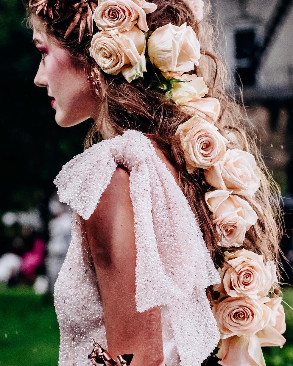 Tendências de penteados com flores para 2024/2025