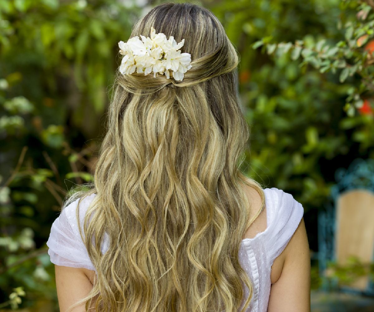 Penteados com flores para madrinhas e daminhas