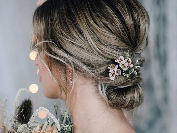 Penteados com flores para madrinhas e daminhas