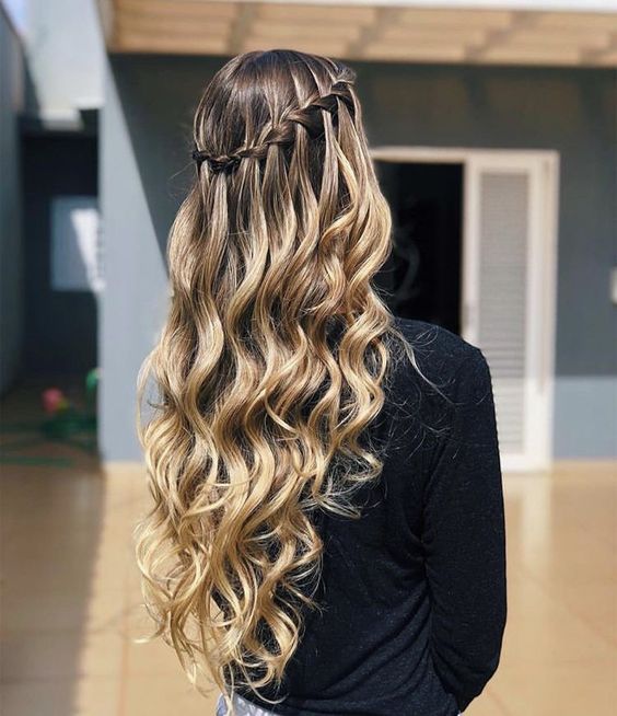 Como escolher penteado para o decote do vestido