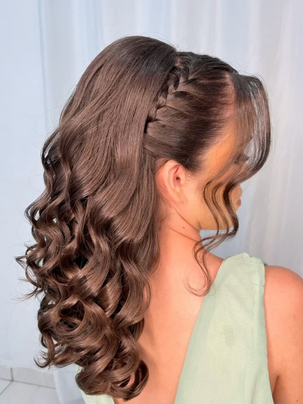 Maquiagem que combina com cabelo solto em formaturas