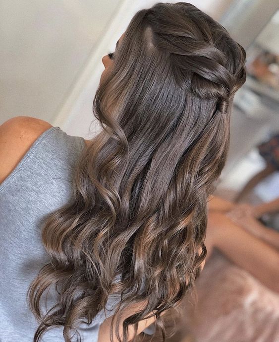 Como escolher penteado para o decote do vestido