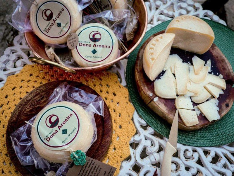 5 ideias de títulos:
1. Descubra os Sabores de Goiás: Onde Encontrar Queijos Autênticos em Brasília
2. Roteiro de Queijos: Experiências Imperdíveis Perto do DF
3. Guia Completo: Os Melhores Empórios de Queijo Goiano em Brasília
4. De Cocalzinho a Brasília: Uma Jornada pelos Queijos Artesanais
5. Feira do Guará: O Paraíso dos Queijos no Distrito Federal