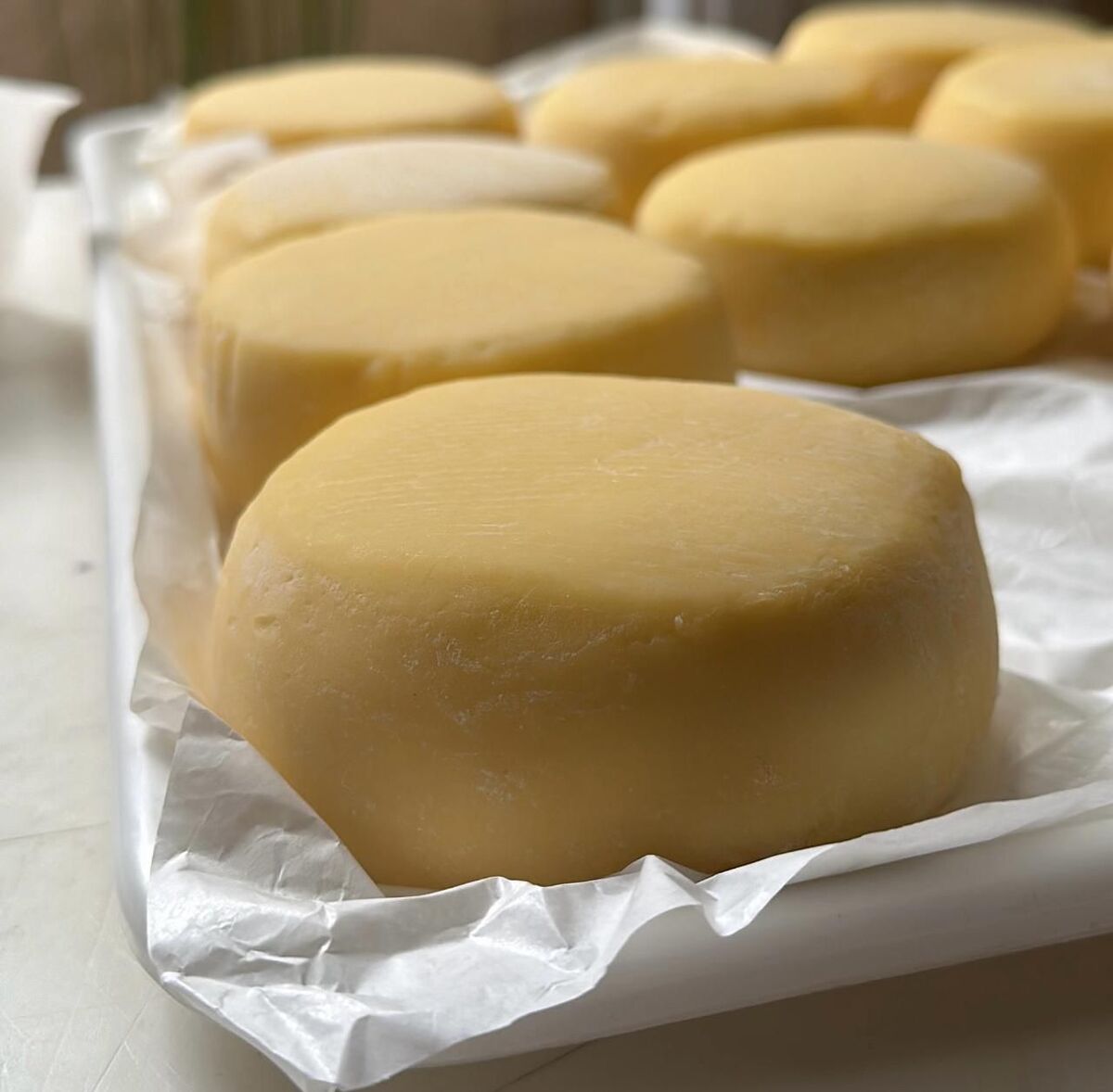 5 ideias de títulos:
1. Descubra os Sabores de Goiás: Onde Encontrar Queijos Autênticos em Brasília
2. Roteiro de Queijos: Experiências Imperdíveis Perto do DF
3. Guia Completo: Os Melhores Empórios de Queijo Goiano em Brasília
4. De Cocalzinho a Brasília: Uma Jornada pelos Queijos Artesanais
5. Feira do Guará: O Paraíso dos Queijos no Distrito Federal