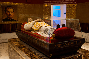 Vitrais do Santuário Dom Bosco: Uma Obra de Arte que Transforma a Luz