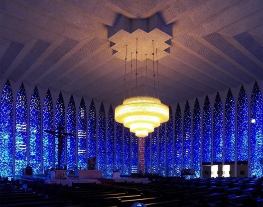 Vitrais do Santuário Dom Bosco: Uma Obra de Arte que Transforma a Luz