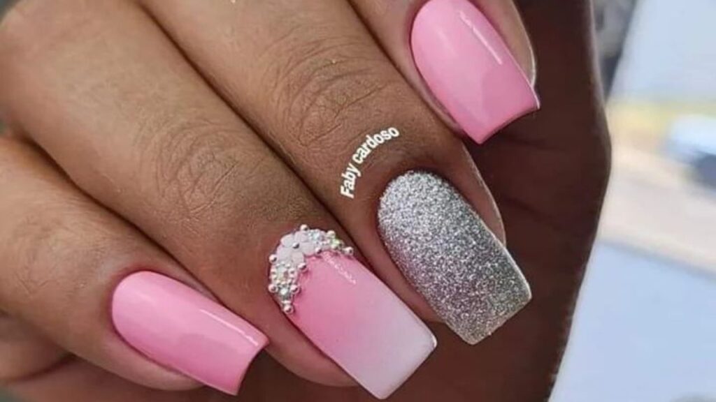 5 Dicas Infalíveis para um Esmalte Perfeito sem Bolinhas; Como Corrigir Bolinhas no Esmalte: Soluções Rápidas; O Segredo para uma Esmaltação Lisa: Evitando Bolhas; Cuidados Essenciais com o Esmalte para Prevenir Bolinhas; Por Que Meu Esmalte Fica com Bolinhas? Entenda as Causas e Soluções