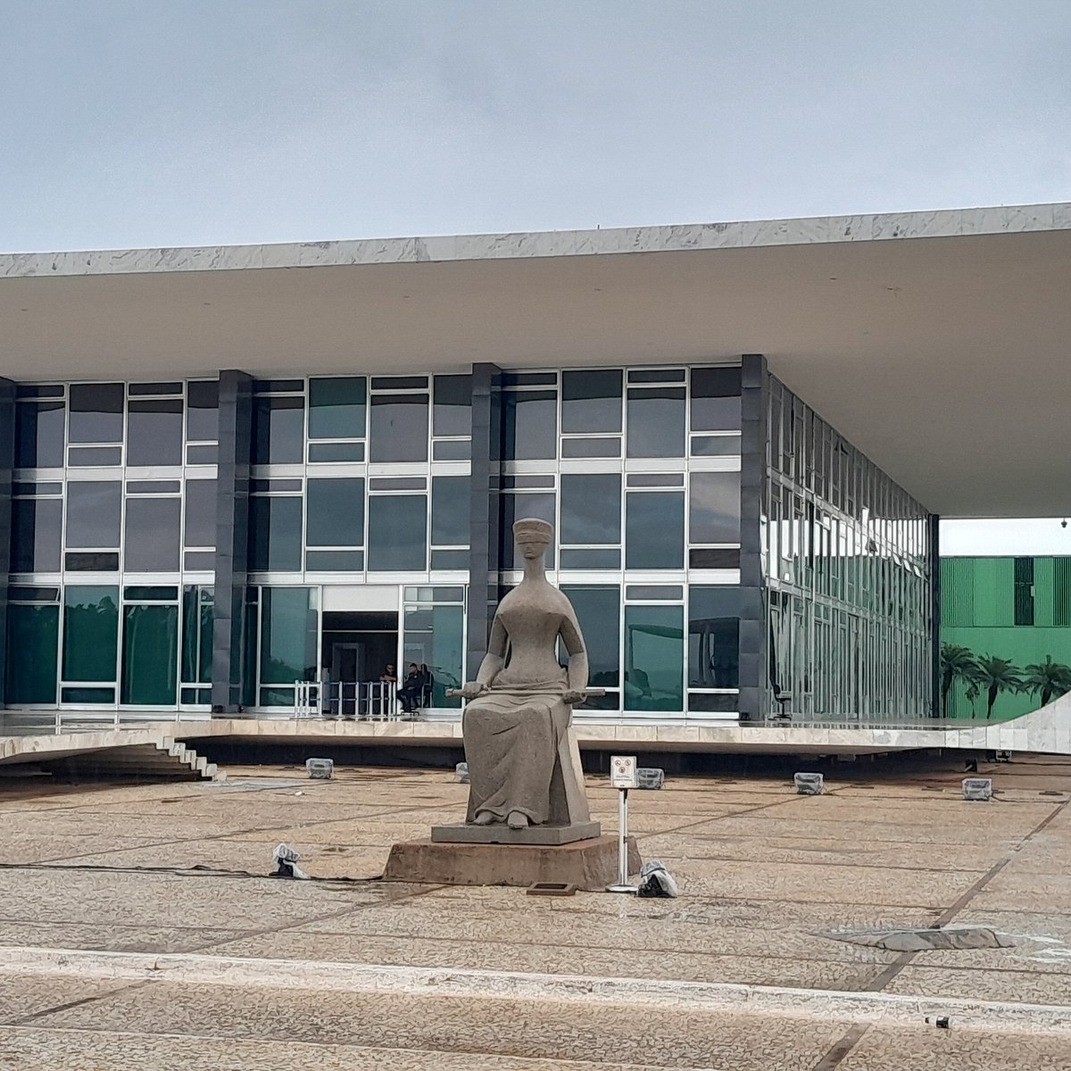 Guia de Vestimenta para Visitas Institucionais em Brasília: O Que Usar no STF