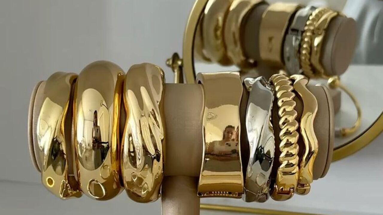 Como combinar acessórios dourados com as cores de roupas tendência em 2026