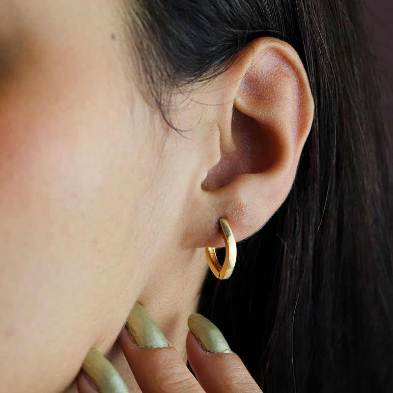 Como combinar argolas maxi com looks básicos