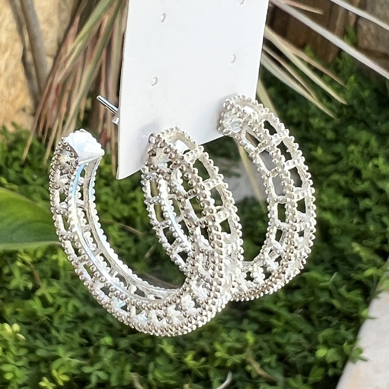 Como combinar argolas maxi com looks básicos