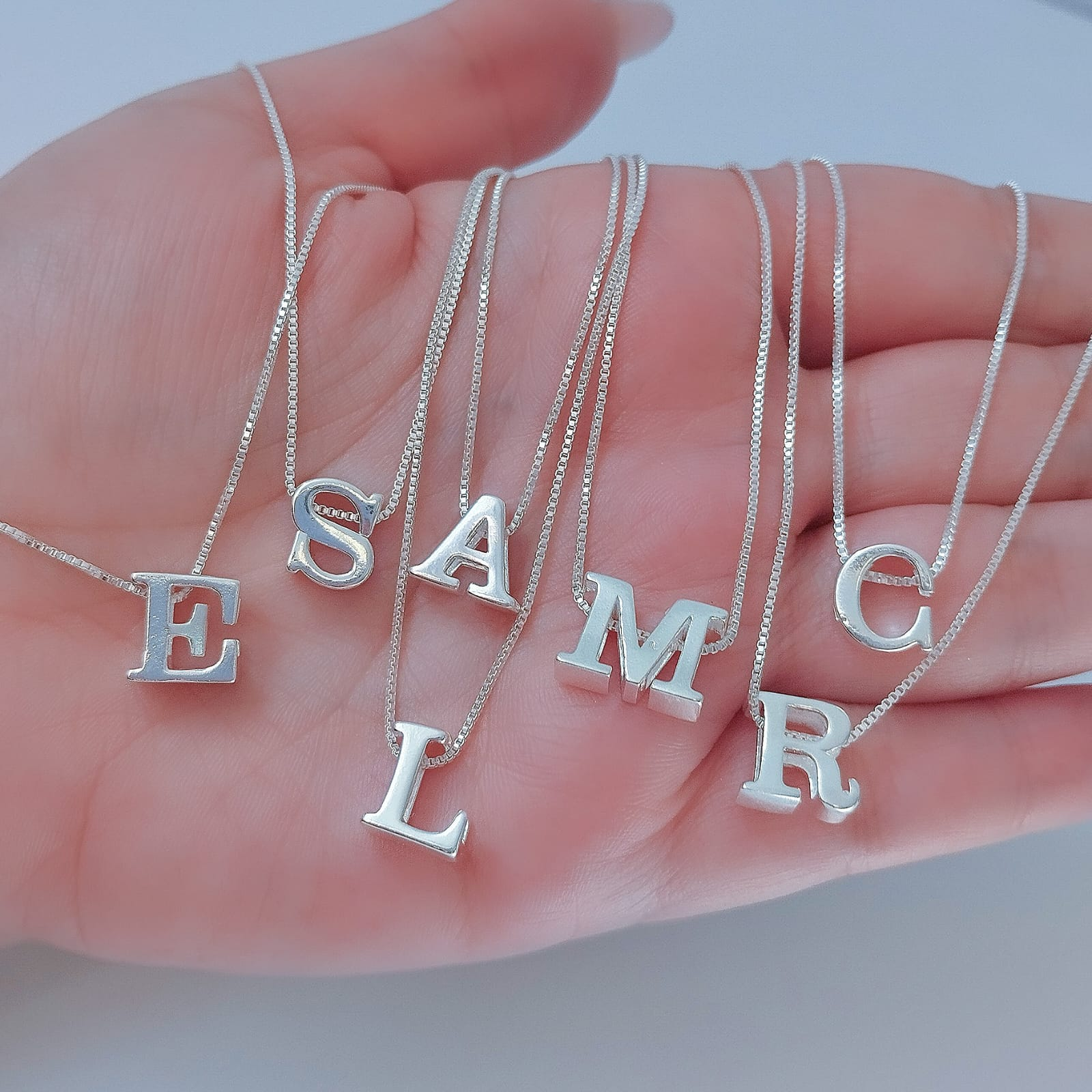 Como usar colares em camadas para um look moderno