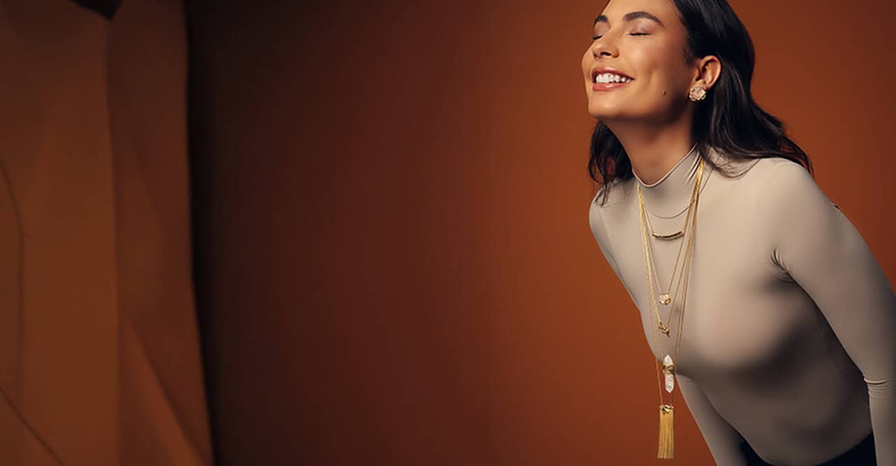 Como usar colares em camadas para um look moderno