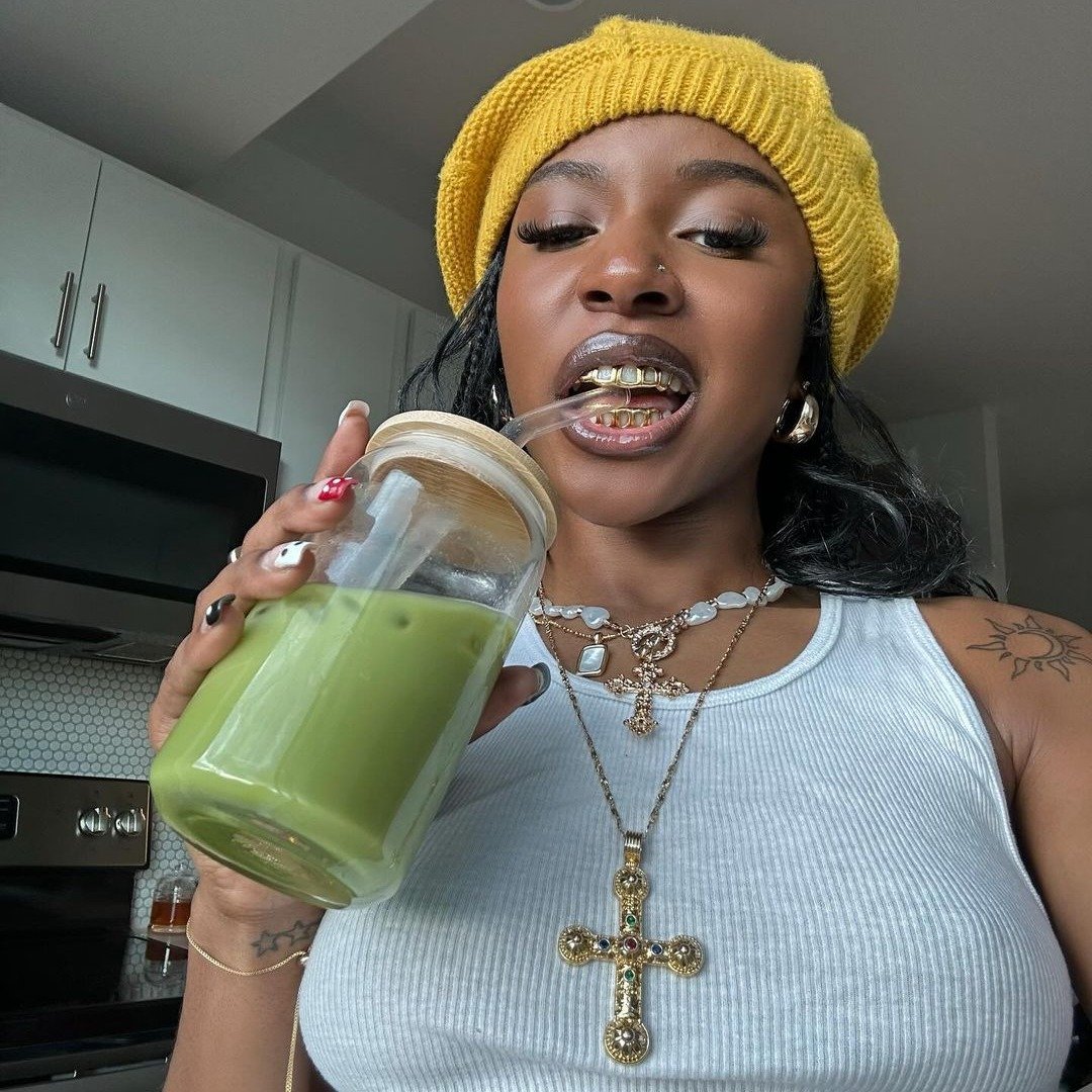 Como usar colares em camadas para um look moderno