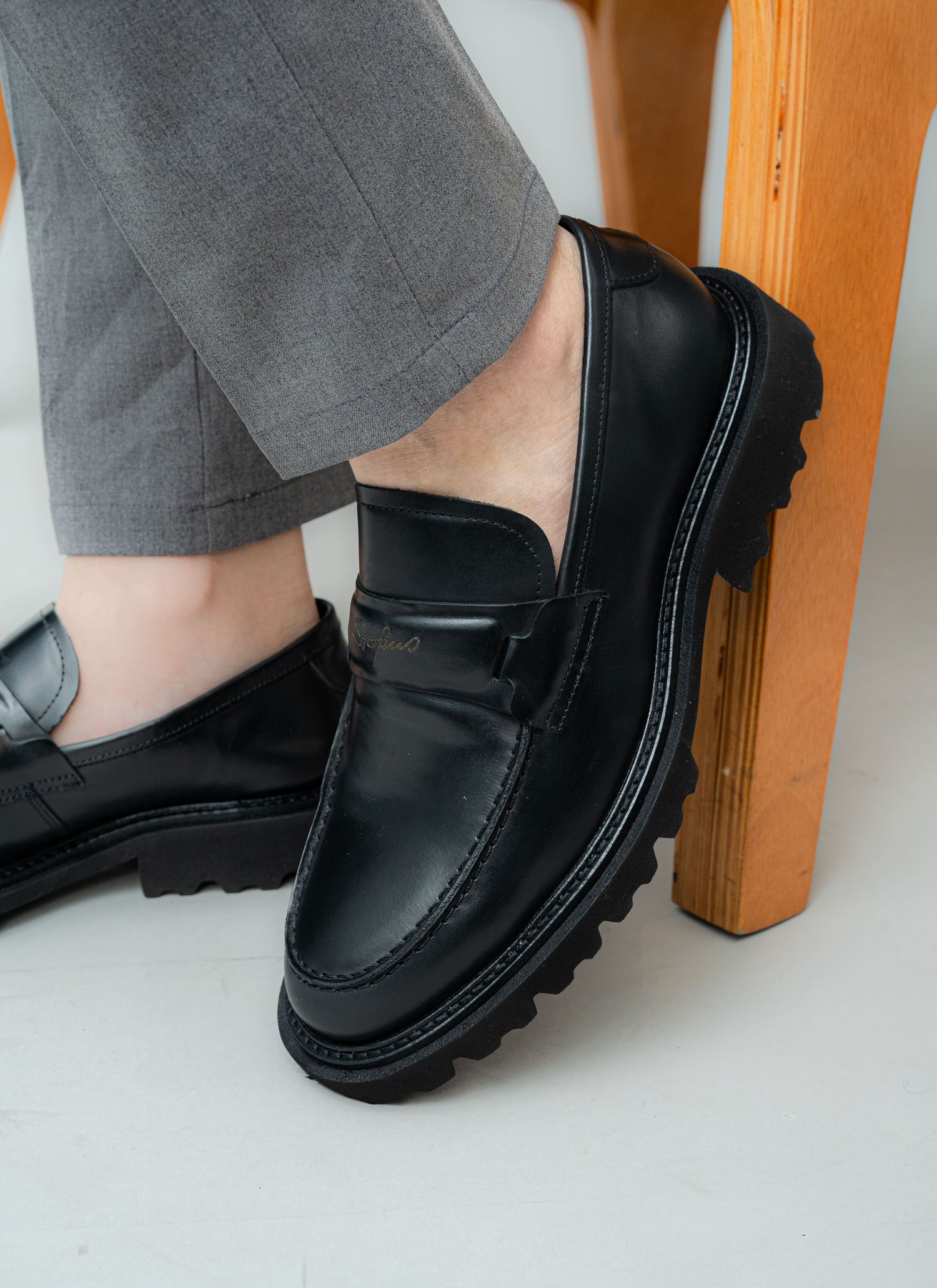 Como combinar mocassim tratorado com looks de inverno