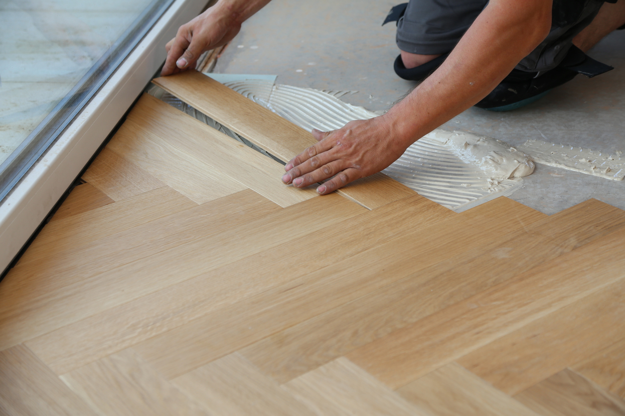 Piso laminado vs. vinílico: qual a melhor opção para você?