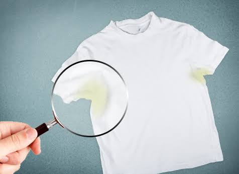 Como tratar manchas de suor em roupas coloridas