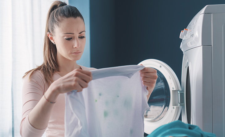 O que fazer e o que não fazer ao tirar mancha de graxa de roupa colorida