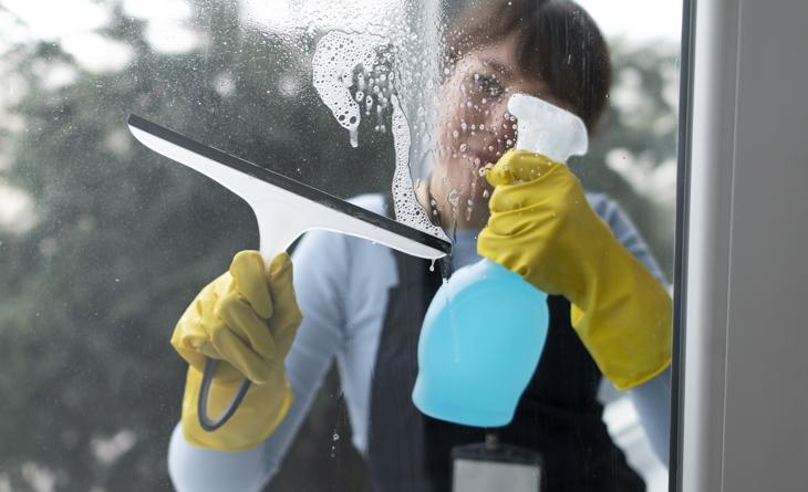 truques para limpar janelas de vidro sem manchar